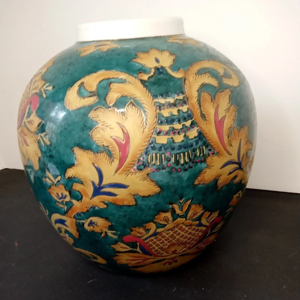 Medium  Round Porcelain vase Green In Color Floral‎ Pattern